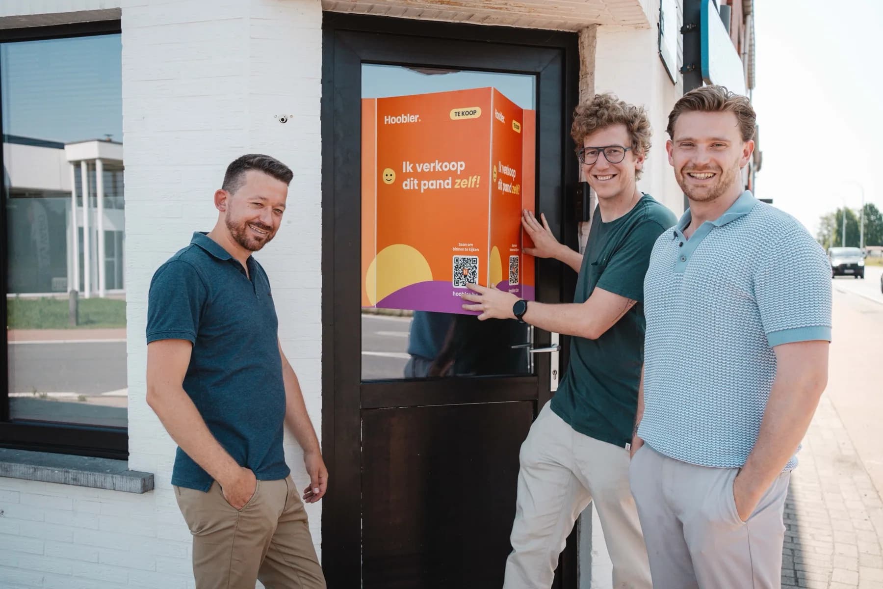 Thomas, Sander en Jasper aan een pand met een Hoobler-verkoopbord